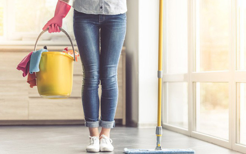 Sử dụng găng tay và che chắn cơ thể cẩn thận khi dọn dẹp nhà cửa