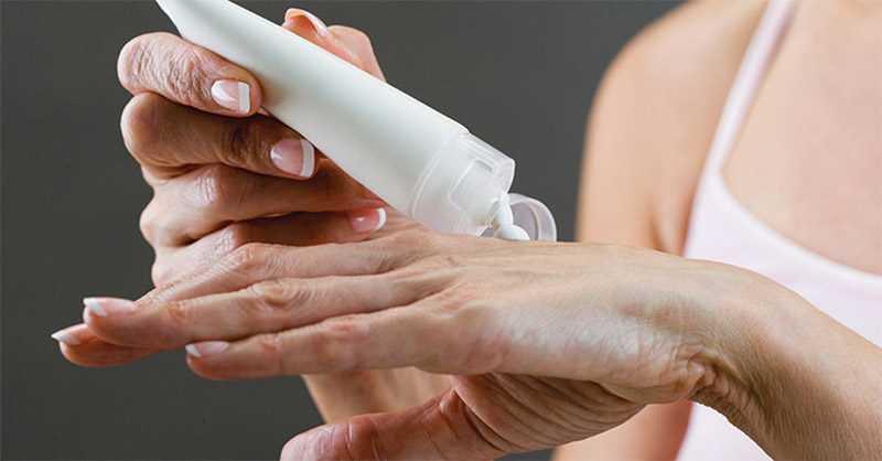 Bôi thuốc ngoài da có thể cải thiện nhanh các triệu chứng bên ngoài
