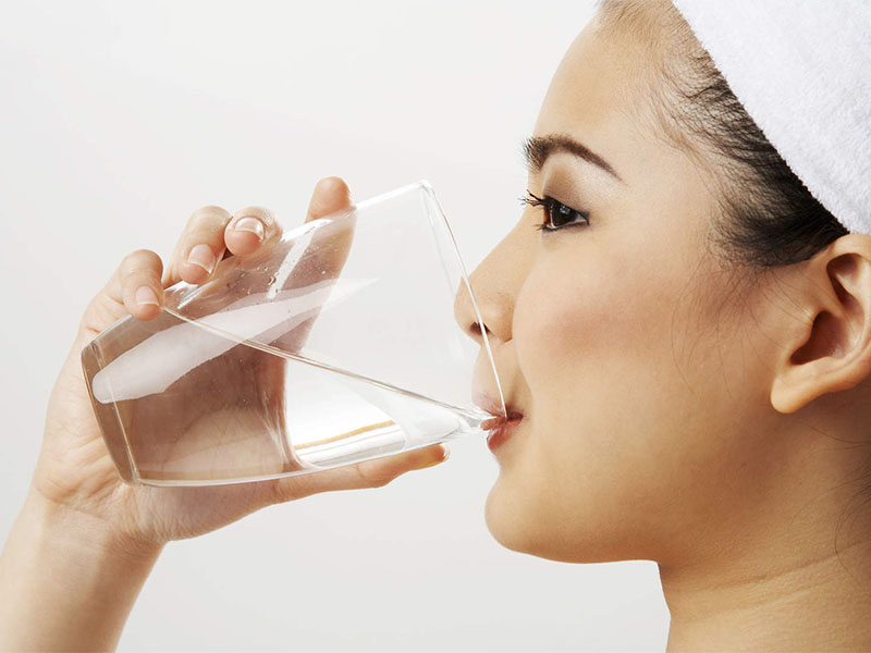 Uống nước giúp người bệnh giảm đau nhức sau khi cắt amidan