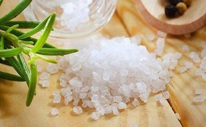 Muối được sử dụng phổ biến để chữa bệnh tổ đỉa tại nhà