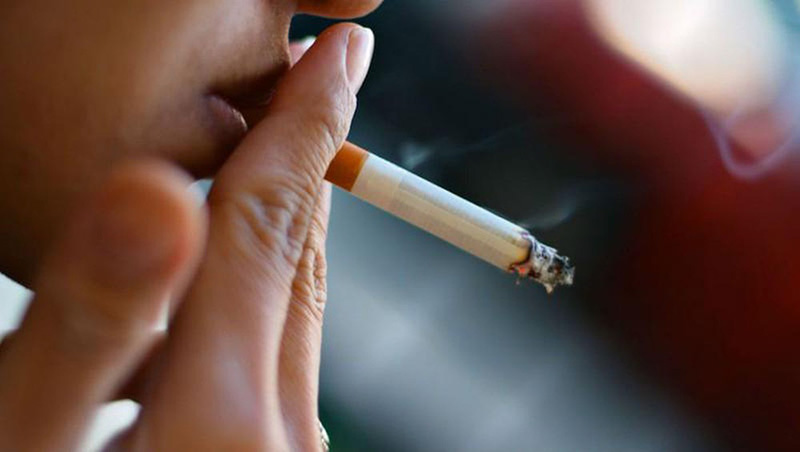 Hút thuốc lá có thể làm tăng nguy cơ bị vảy nến ở mặt