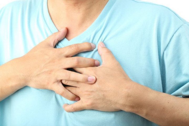 Đau tức ngực là triệu chứng thường gặp ở người bệnh viêm phế quản phổi