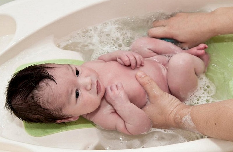 Tắm nước lá cho trẻ giúp giảm nhanh triệu chứng mề đay