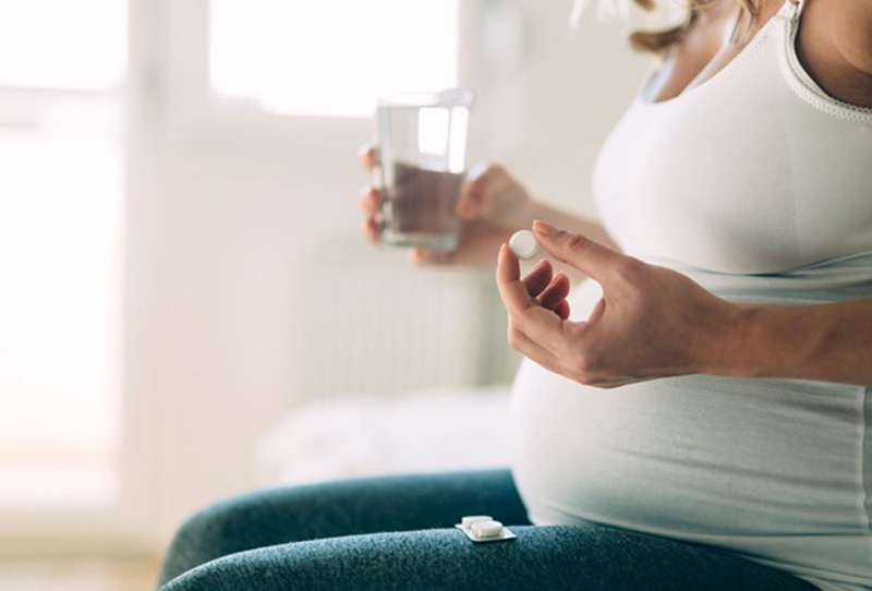 Khi bị viêm amidan mẹ bầu nên cẩn thận với các loại thuốc tây có thể truyền sang con qua nhau thai