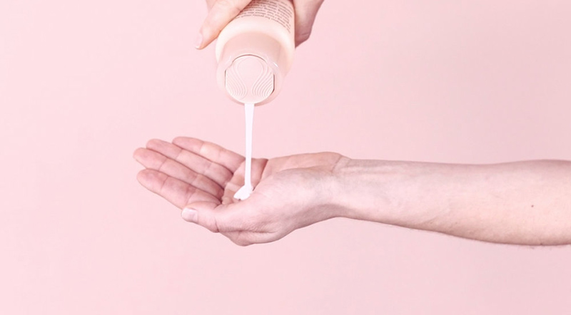 Nên test thử sữa tắm ra tay trước khi sử dụng lên toàn thân để tránh dị ứng