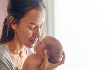 Căng thẳng sau sinh có thể là nguyên nhân khiến các bà mẹ dễ bị dị ứng, mẩn ngứa