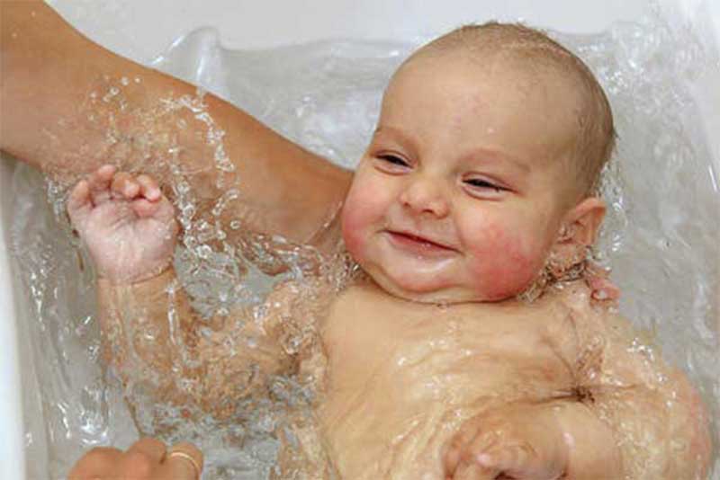 Tắm nước mát giúp chữa mề đay cho bé