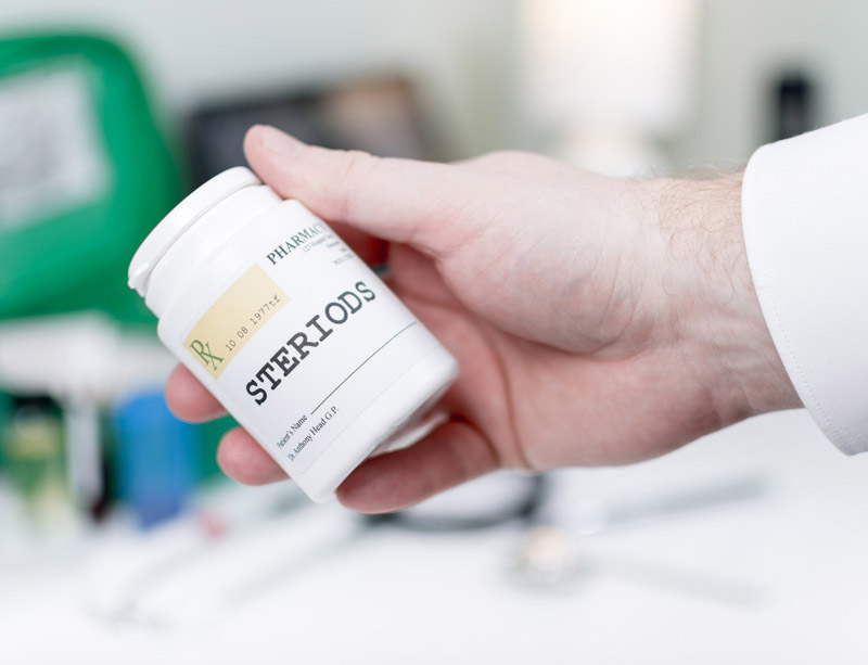 Các steroid đường uống được dùng trong thời gian điều trị ngắn, theo hướng dẫn của bác sĩ