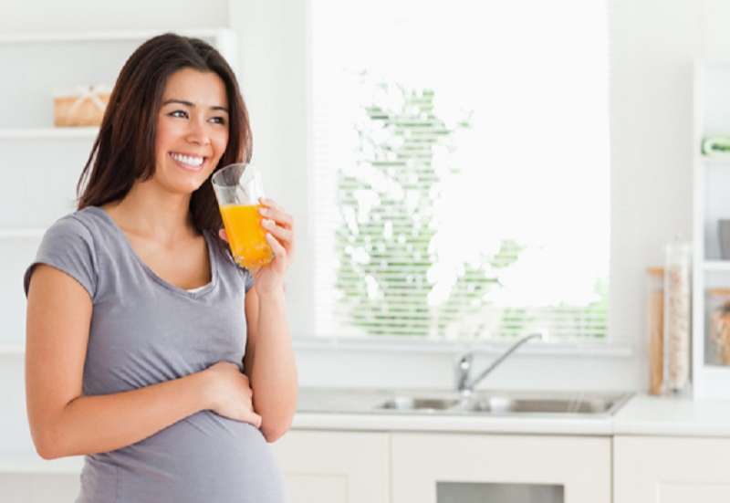 Uống đủ nước giúp mẹ bầu kiểm soát nồng độ acid dịch vị và điều hòa thân nhiệt