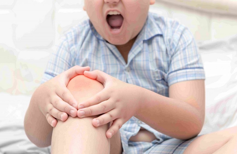Trẻ bị viêm khớp cấp khiến nhiều bậc phụ huynh lo lắng