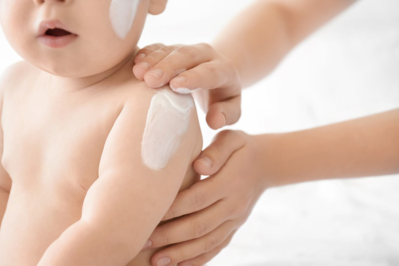 kem dưỡng ẩm có tác dụng làm dịu da và bảo vệ làn da trẻ khỏi các tác nhân gây bệnh