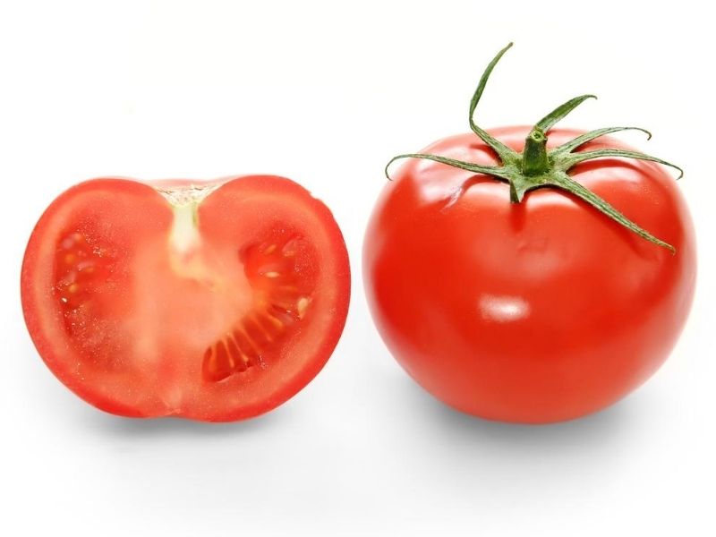 Người bệnh không nên sử dụng cà chua sống trong các bữa ăn