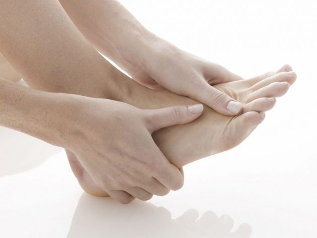 Đau khớp ngón chân xảy ra khi khớp xương ngón chân bị bào mòn