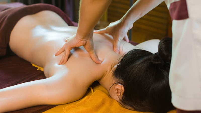 Massage giúp giảm cảm giác đau vai 