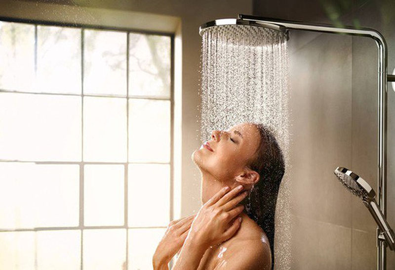 Tắm bằng nước mát hoặc chườm lạnh có hiệu quả tốt trong việc giảm ngứa