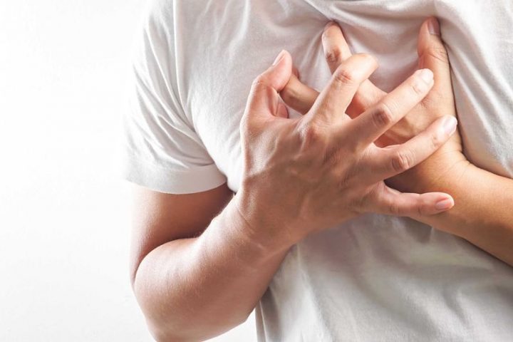 Bệnh xuất hiện triệu chứng khó thở, nhịp tim yếu dần và có áp lực đè lên ngực