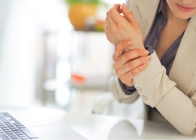 Những lưu ý trong điều trị viêm khớp cổ tay