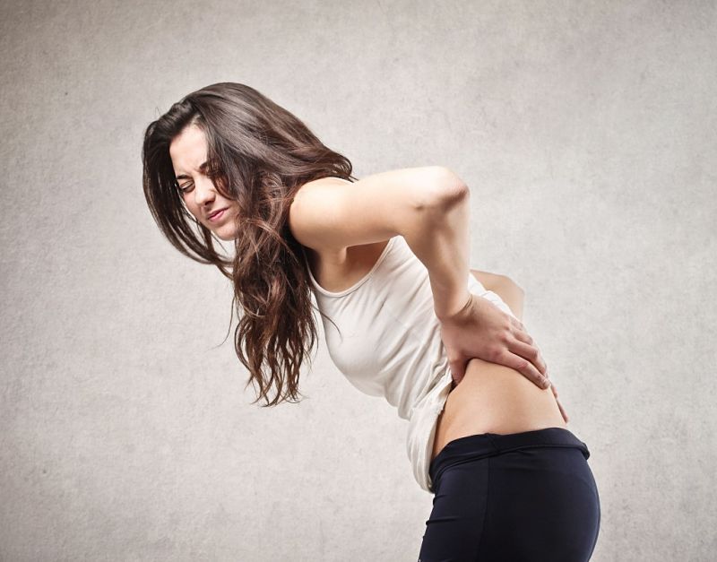 Bệnh gây nên triệu chứng đau vùng lưng và các khu vực xung quanh