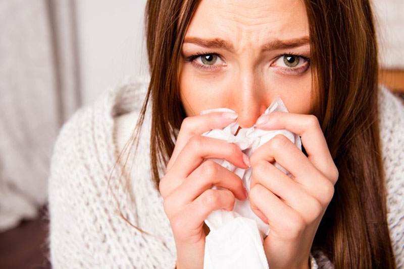 Viêm mũi dị ứng theo mùa có biểu hiện hắt hơi, chảy dịch mũi, ngạt mũi