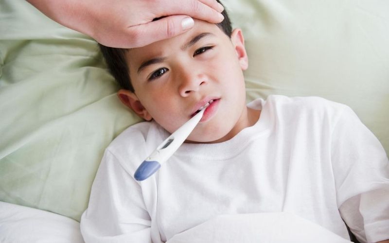 Trẻ bị viêm khớp háng có thể có biểu hiệu sốt nhẹ