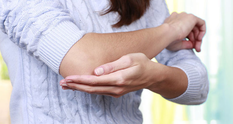 Bệnh viêm khớp khuỷu tay tiềm ẩn nhiều nguy cơ liên quan đến khả năng cử động của đôi tay