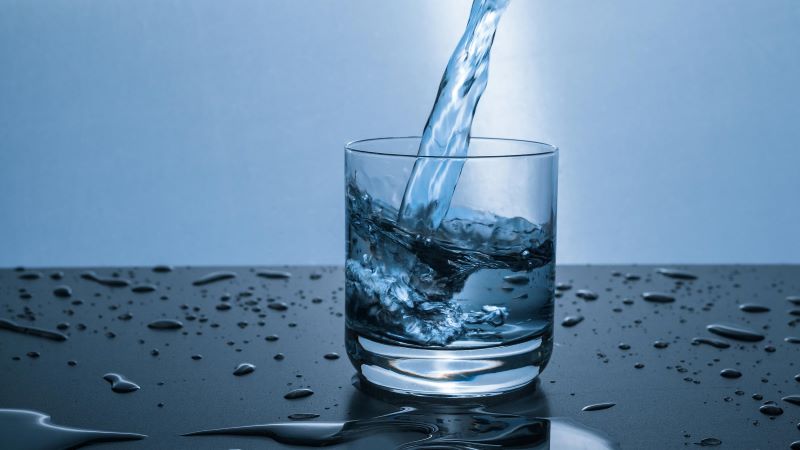 Uống nước lọc đúng cách sẽ hỗ trợ giảm triệu chứng của bệnh rất tốt