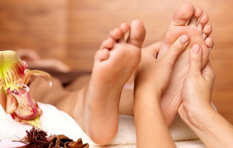 Massage bàn chân chữa thận yếu tại nhà