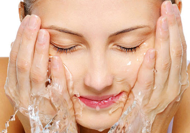 Vệ sinh da mặt không đúng cách, không sạch sẽ có thể khiến bạn dễ bị ngứa