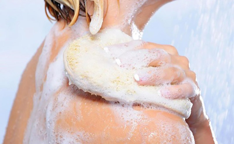 Sử dụng sữa tắm và dầu gội dịu nhẹ để ngăn ngừa kích ứng ngoài da