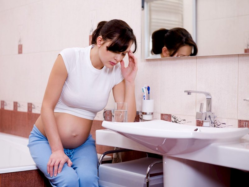 Các triệu chứng bệnh khiến mẹ bầu khó chịu, buồn nôn, chán ăn và có thể dẫn đến tình trạng sụt cân