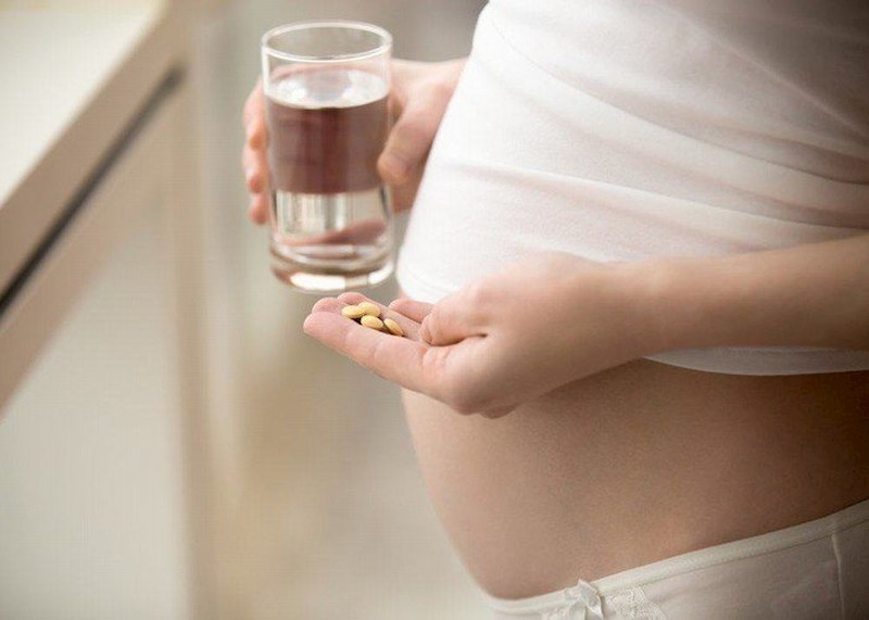 Thuốc Tây y có thể gây ra tác dụng phụ ảnh hưởng thai nhi vì vậy mẹ bầu nên cân nhắc trước khi sử dụng