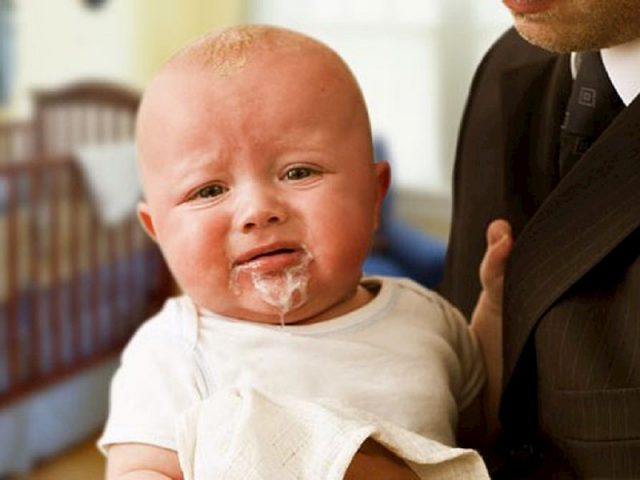 Buồn nôn, lười ăn, quấy khóc là những biểu hiện thường gặp khi trẻ mắc bệnh trào ngược dạ dày
