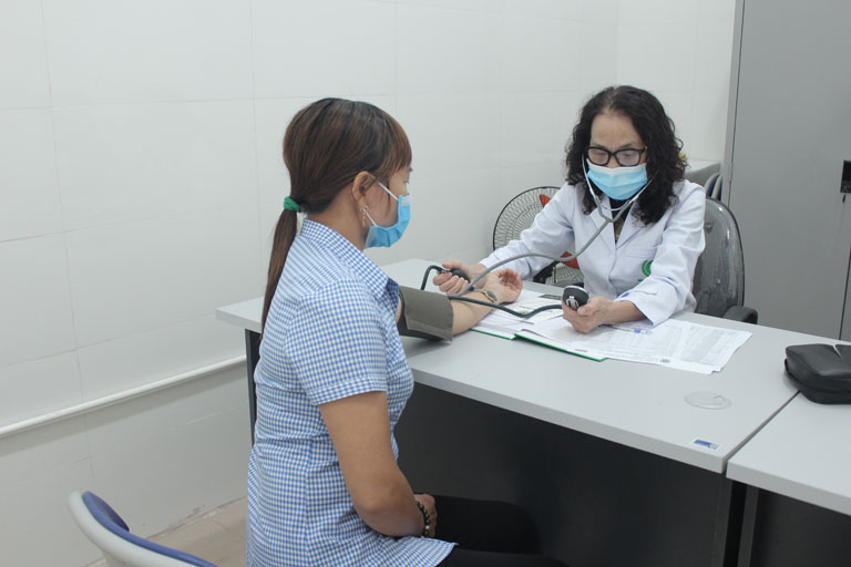 Bác sĩ Lê Phương trực tiếp khám, điều trị tại Trung tâm Đông y Việt Nam