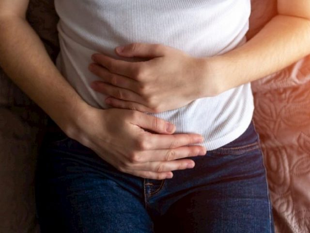 Đau bụng phải là triệu chứng mắc một số bệnh nguy hiểm trong đó có viêm đường tiết niệu
