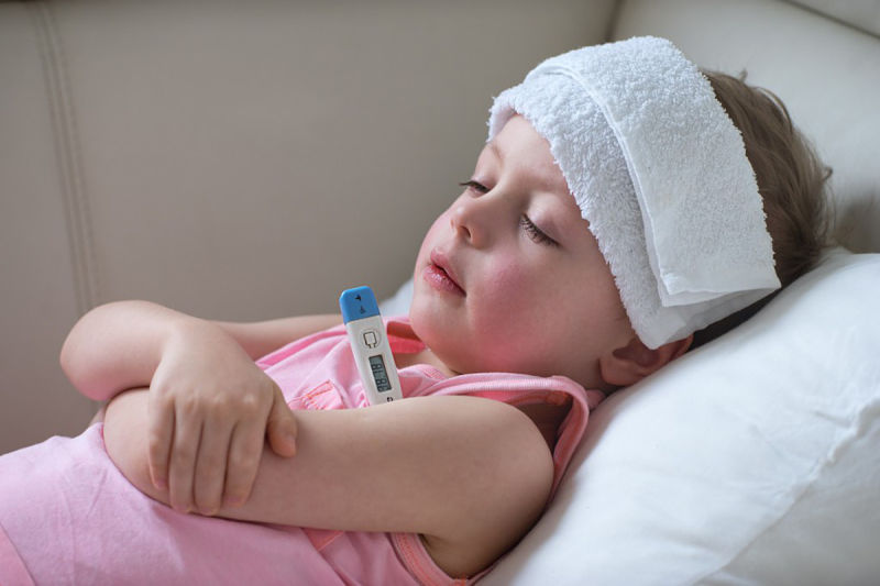 Trẻ nhỏ bị sốt là dấu hiệu nhận biết của bệnh viêm đường tiết niệu