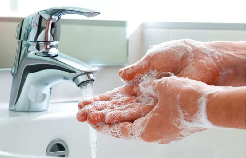 Rửa tay sạch sẽ trước và sau khi ăn ngăn ngừa nguy cơ bị ho khan