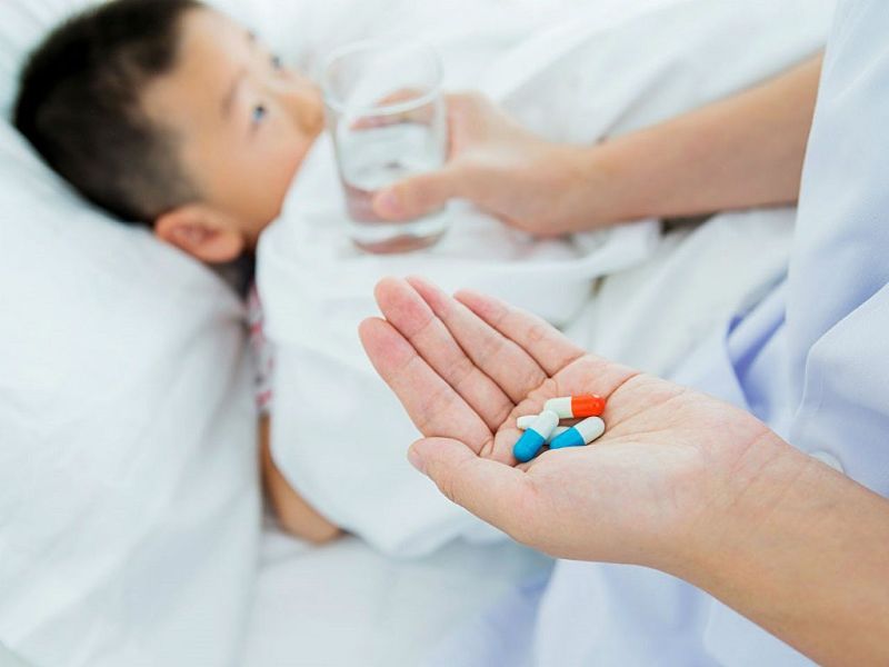 Thuốc Tây y có tác dụng ức chế các vi khuẩn gây hại ở đường tiết niệu của trẻ