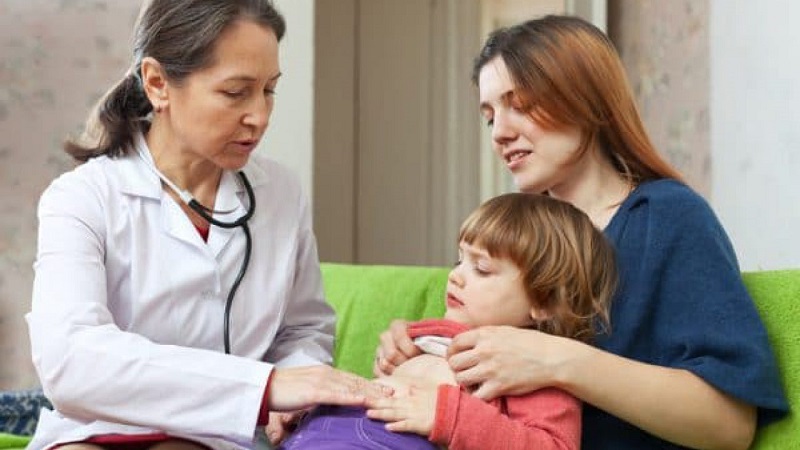 Cha mẹ nên chủ động đưa con tới thăm khám tại những cơ sở y tế gần nhất để xác định mức độ tổn thương