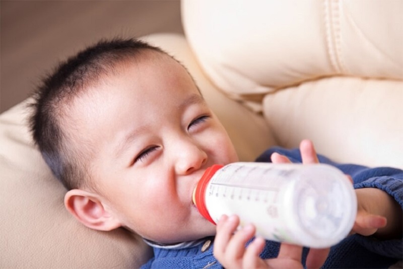 Phụ huynh hình thành cho trẻ thói quen nằm uống sữa sẽ gây hiện tượng nôn trớ