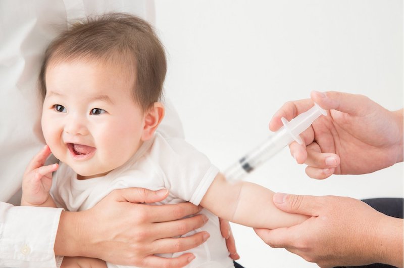 Tiêm vắc xin đầy đủ là biện pháp tốt nhất để trẻ giảm thiểu nguy cơ mắc các bệnh đường hô hấp.