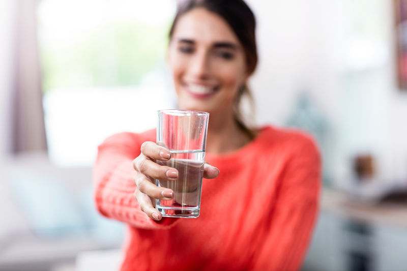 Người bệnh nên uống đủ nước mỗi ngày để cải thiện tình trạng tiểu rắt