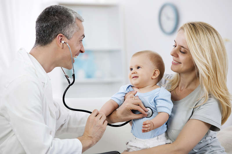 Bố mẹ nên đưa trẻ đến bệnh viện thăm khám khi phát hiện triệu chứng của bệnh nhiễm khuẩn đường tiết niệu