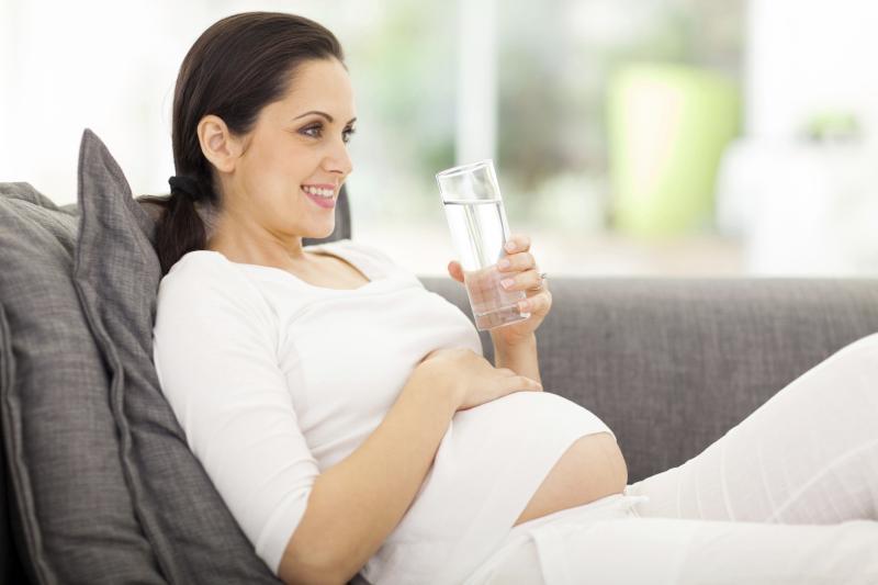 Nước lọc giúp ngăn ngừa cảm giác khó chịu khi nuốt đờm ở mẹ bầu