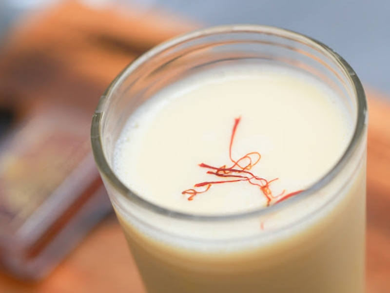 Thức uống saffron cùng sữa có thể sử dụng cho trẻ em giúp tăng cường hiệu quả học tập
