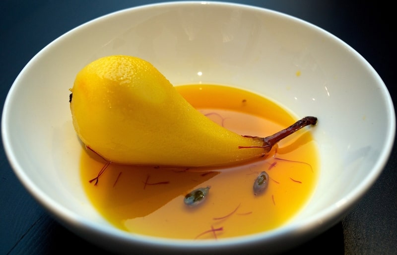 Lê hầm rượu saffron là một món ăn vừa lạ miệng vừa có công dụng tốt với sức khoẻ