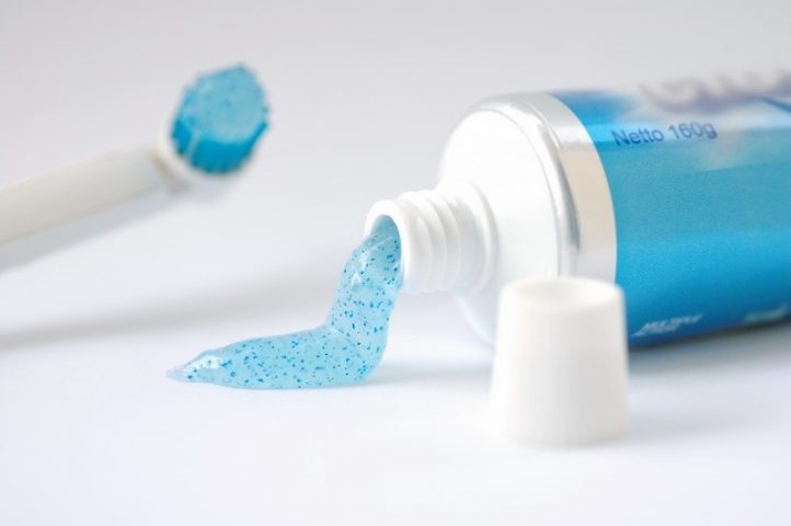 Không nên lạm dụng kem đánh răng trị thâm nách vì có thể gây đau rát da