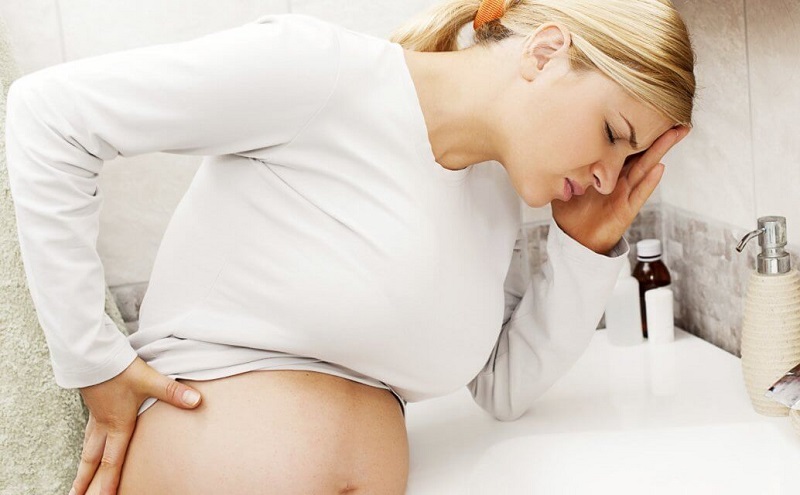 Khi mẹ bầu bị viêm đường tiết niệu có thể đau rát, sốt, buồn nôn