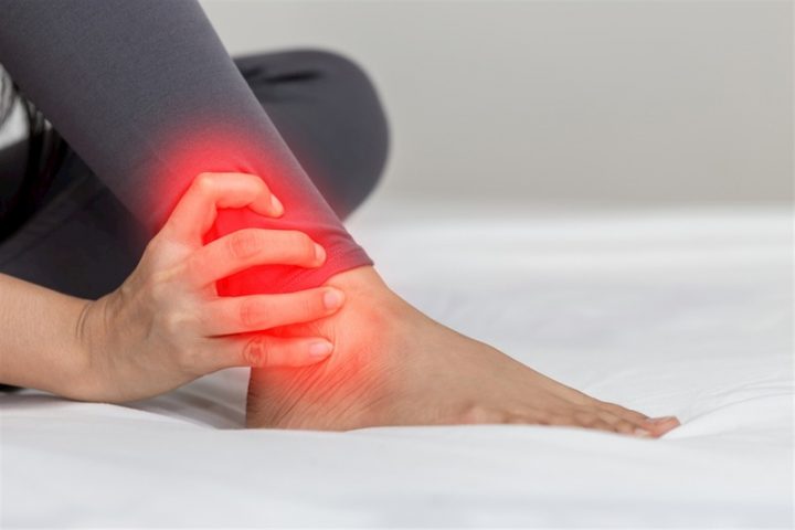 Tràn dịch khớp cổ chân gây đau nhức, khó chịu ở vị trí khớp