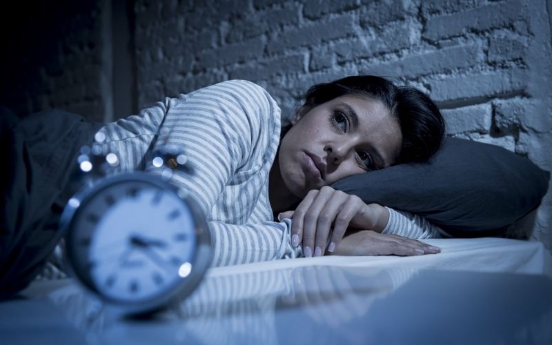 Mất ngủ kinh niên là hiện tượng khó ngủ, ngủ không sâu giấc kéo dài trong thời gian dài