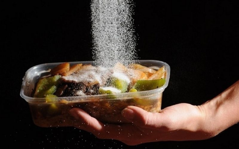 Đồ ăn nhiều muối khiến khả năng đào thải độc tố của cơ thể bị giảm sút